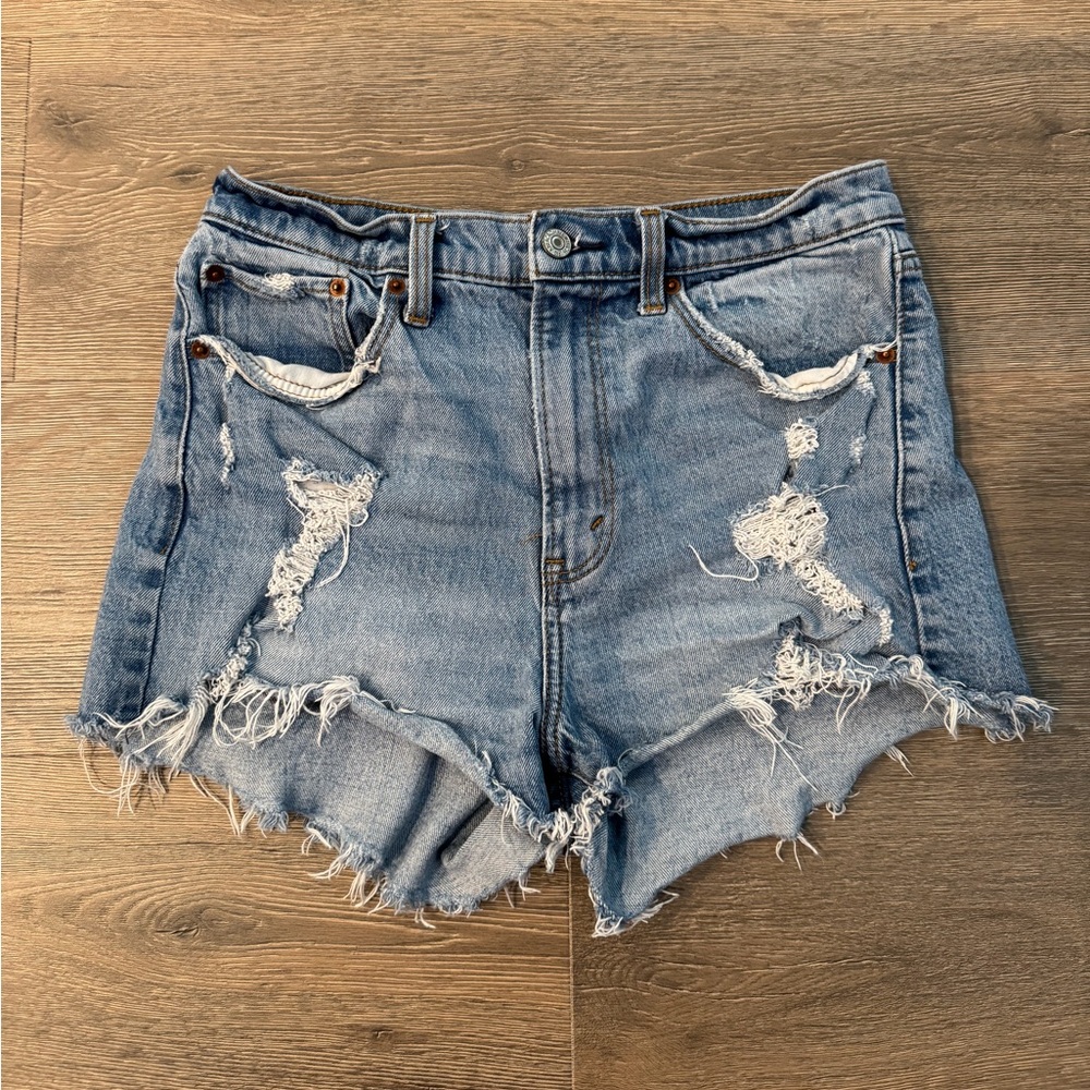 Abercrombie High Rise 90s Mom Short Distressed